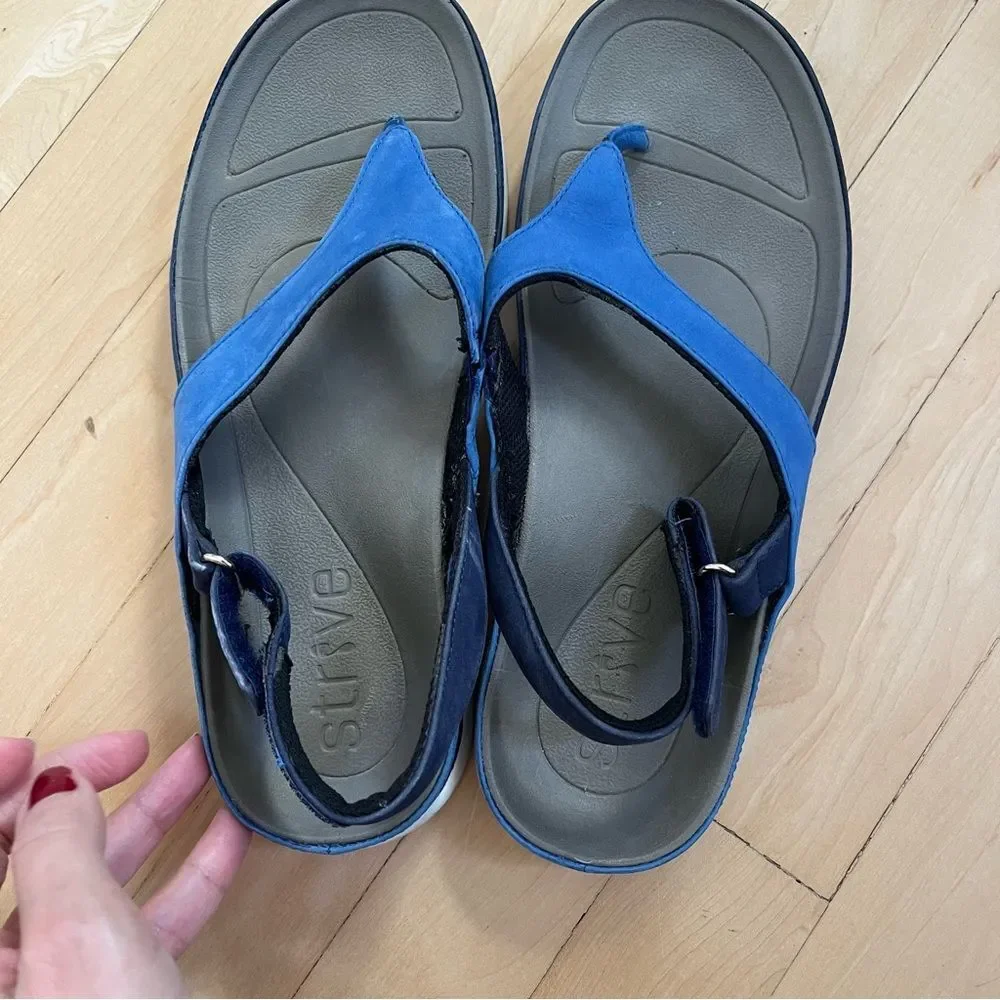 Strive Lipsi Thong Sandal in Blue 39.5